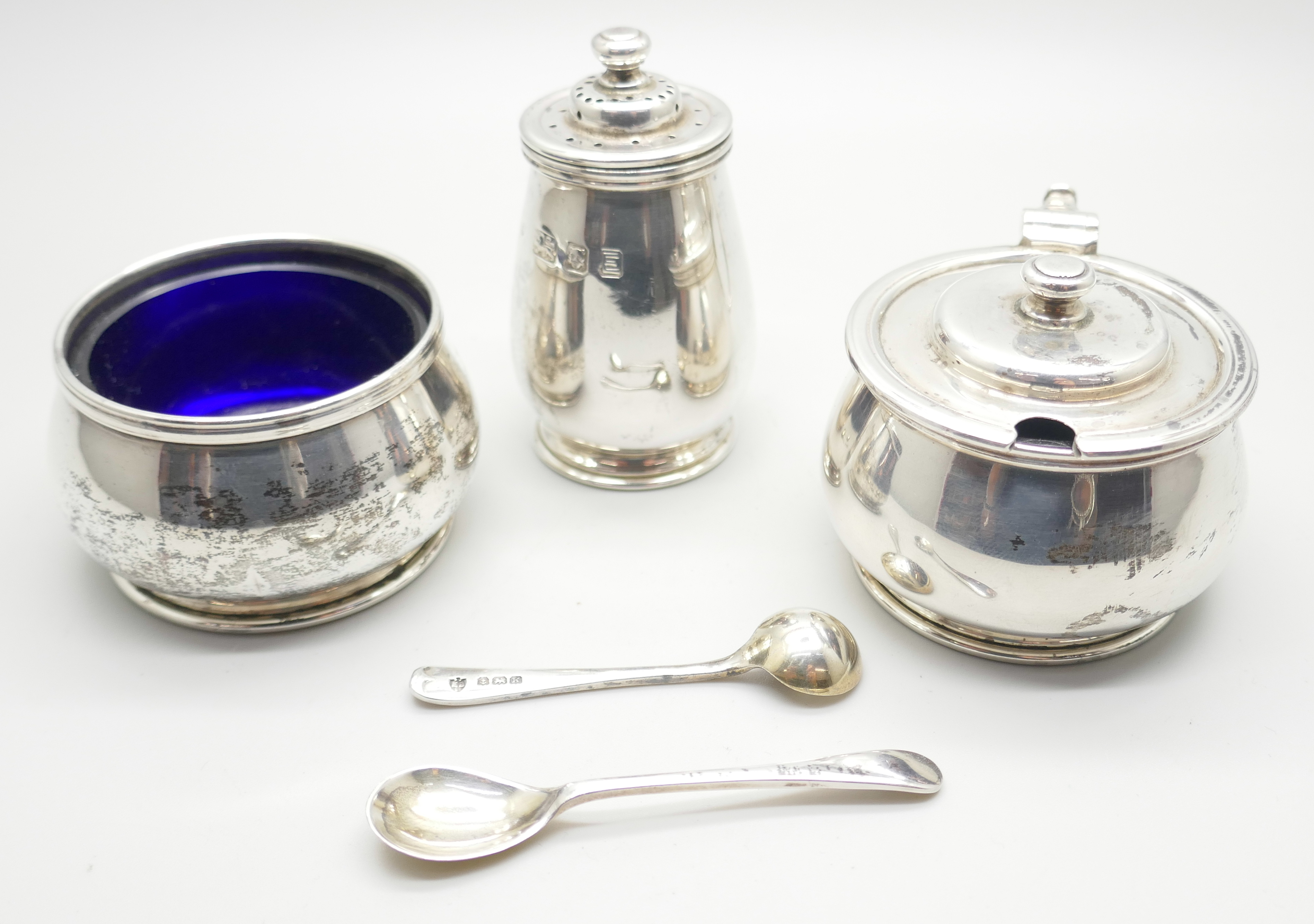 A silver condiment set, London 1940, and two silver spoons, 121g - Image 2 of 6