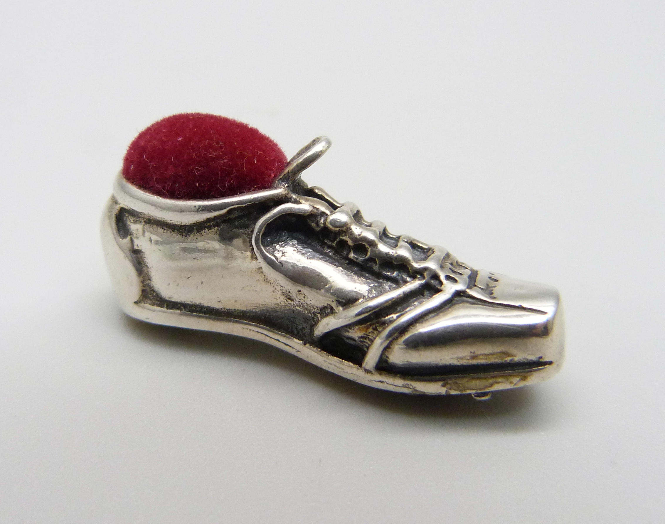 A silver small novelty pin cushion in the form of a football boot, 27mm - Image 2 of 3