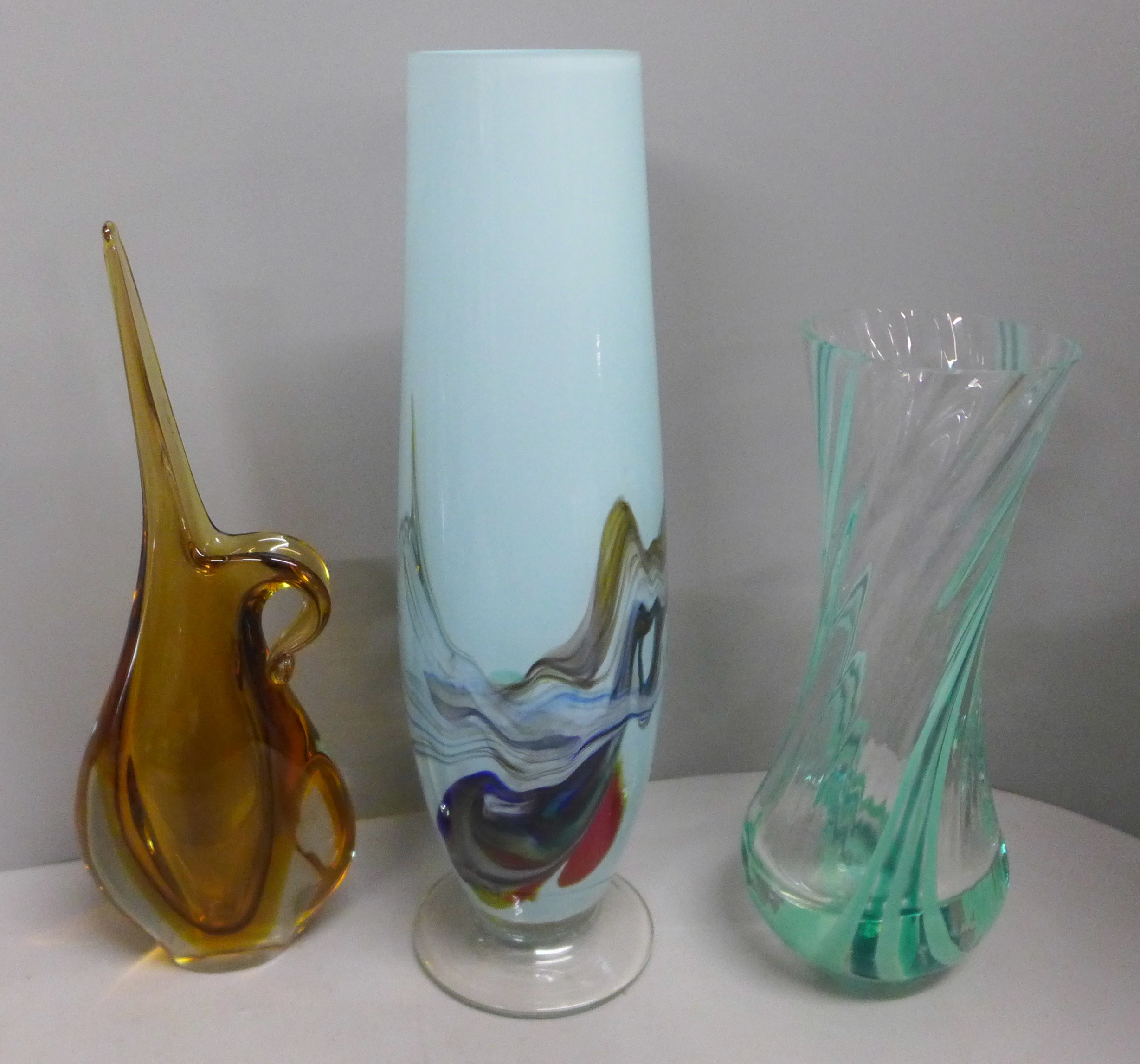 A box of mixed Studio glass, Art Deco style green and black glass cocktail glasses, vases, etc. (15) - Image 6 of 9