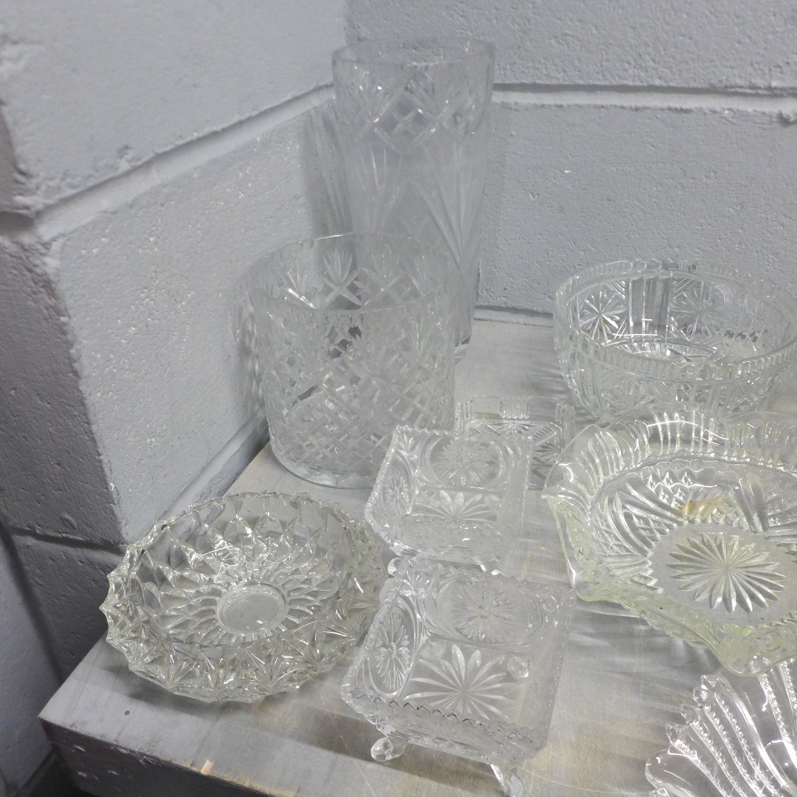 A quantity of cut glass and crystal, 2 boxes **PLEASE NOTE THIS LOT IS NOT ELIGIBLE FOR POSTING - Bild 8 aus 9