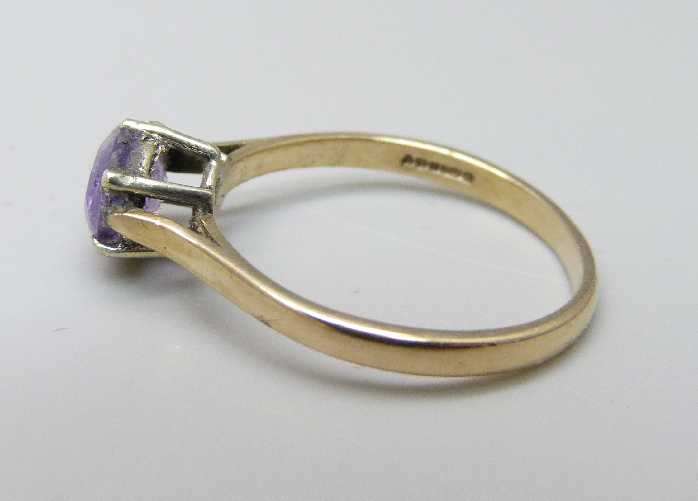 A 9ct gold amethyst solitaire ring, 1.9g, P, a/f - Image 2 of 3