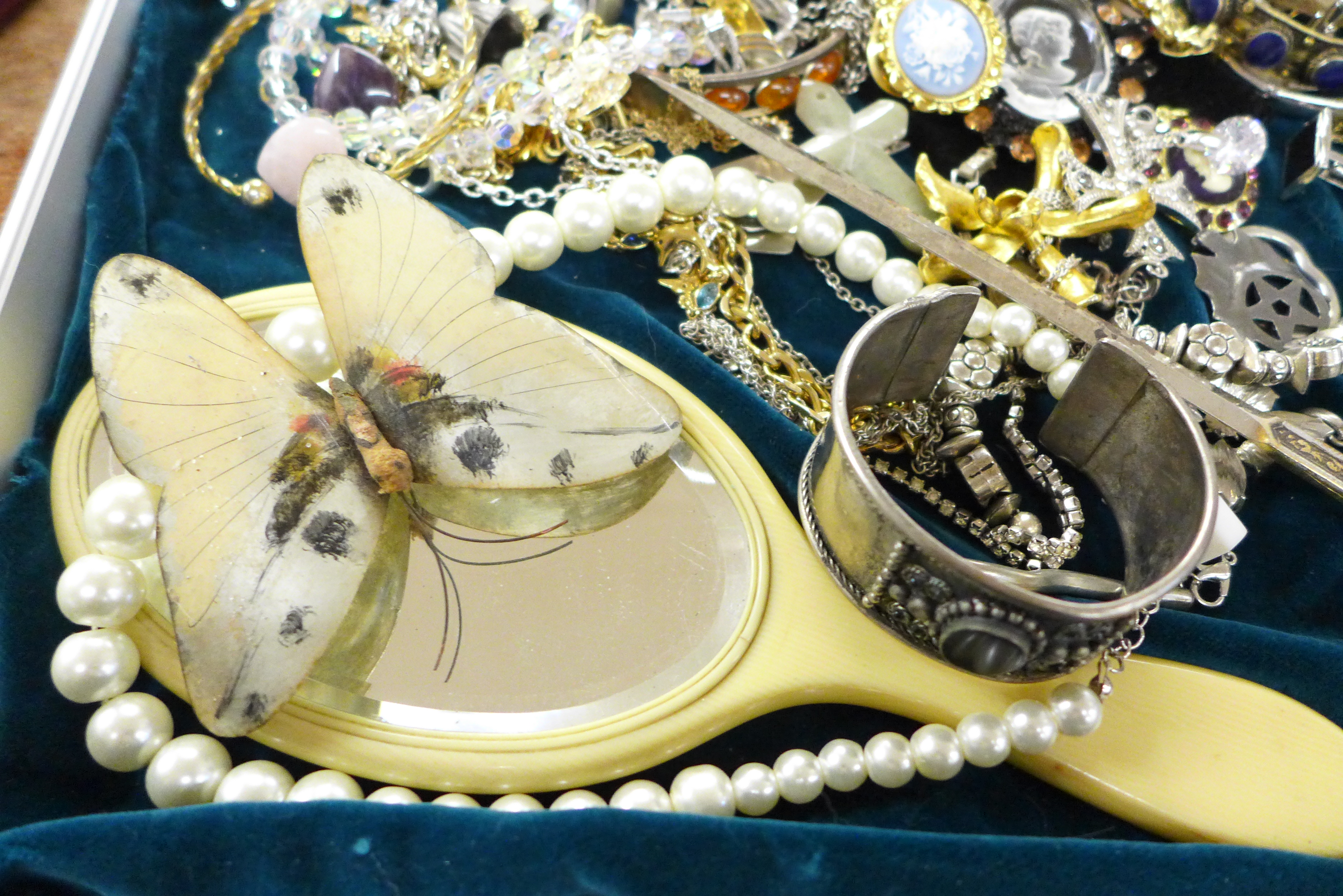 A jewellery case and costume jewellery, hand mirror, etc. - Image 3 of 4