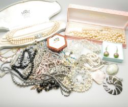 Assorted jewellery including pearls, etc.