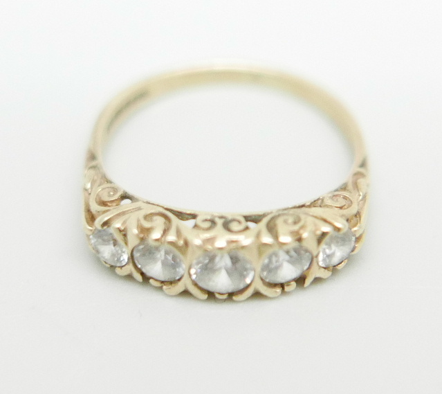A 9ct gold ring set with white stones, 2.6g, P - Image 2 of 5