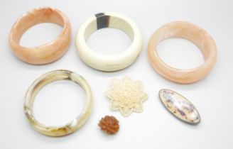 A collection of bakelite and celluloid jewellery