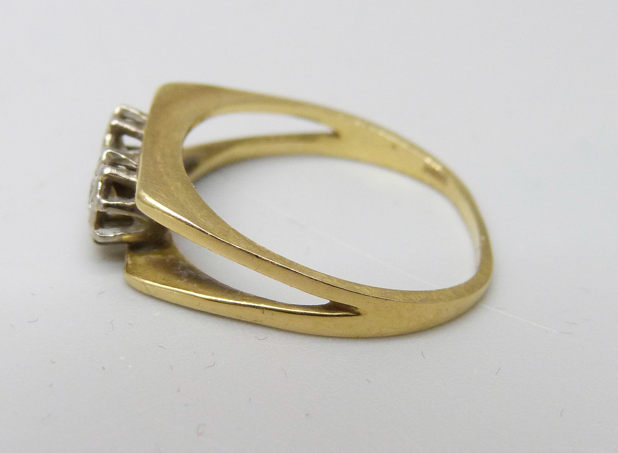 An 18ct gold and two stone diamond ring, 2.2g, J - Image 2 of 3