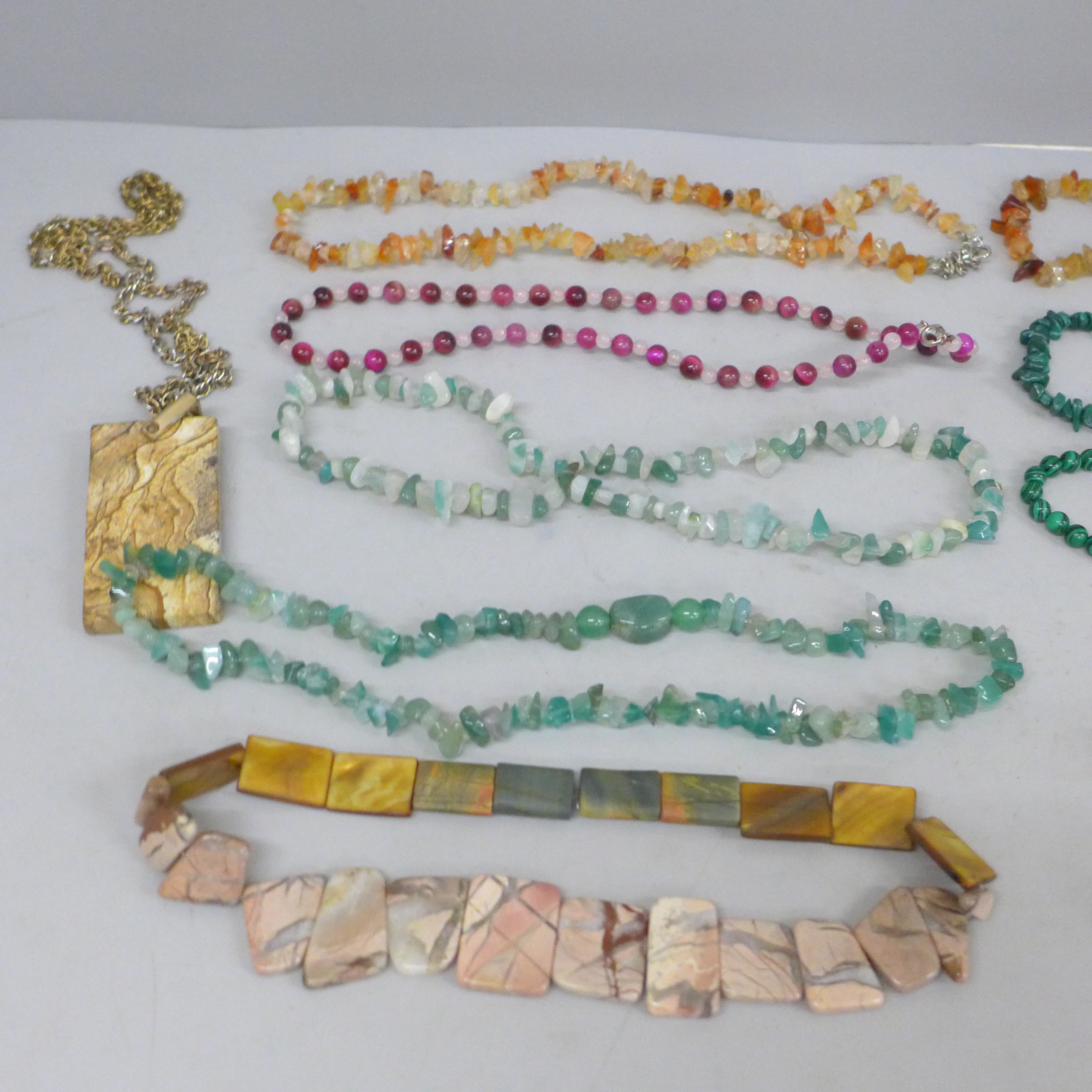 Malachite and semi precious stone necklaces and a large agate pendant and chain - Image 2 of 3