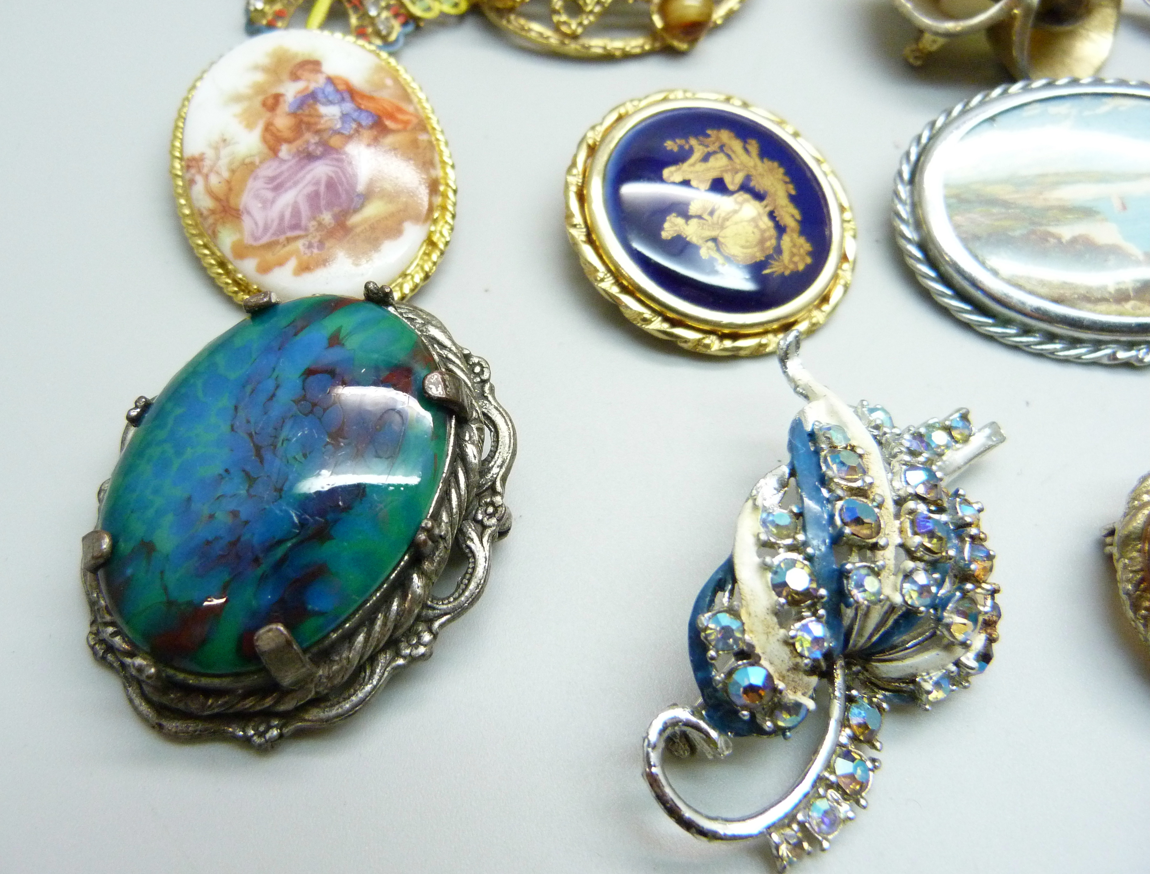 Twenty vintage brooches - Image 4 of 4