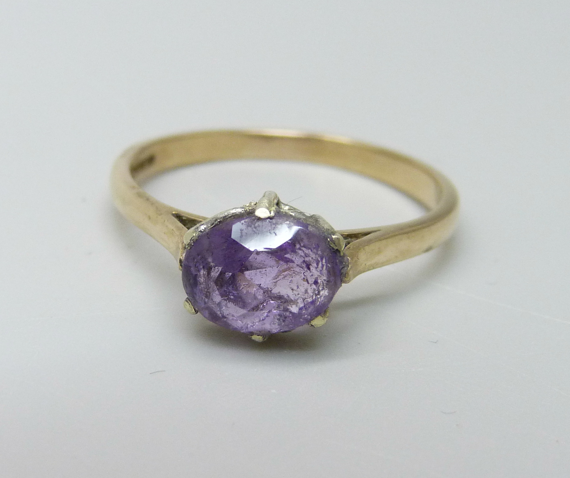 A 9ct gold amethyst solitaire ring, 1.9g, P, a/f