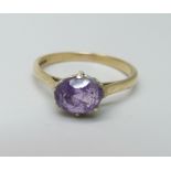 A 9ct gold amethyst solitaire ring, 1.9g, P, a/f