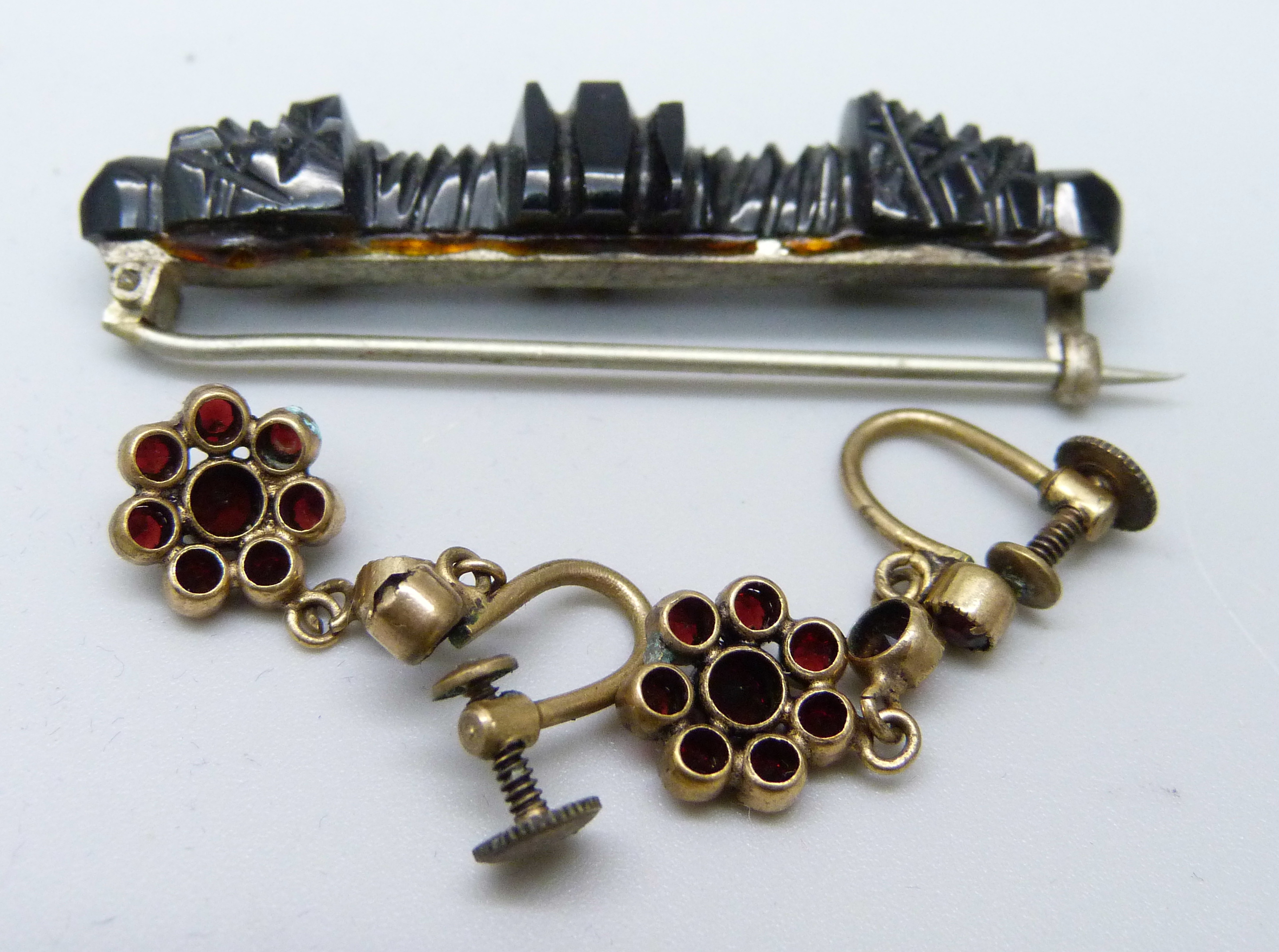 Jewellery comprising a tortoiseshell pique brooch, a pair of red stone earrings, a jet brooch, a - Image 6 of 7