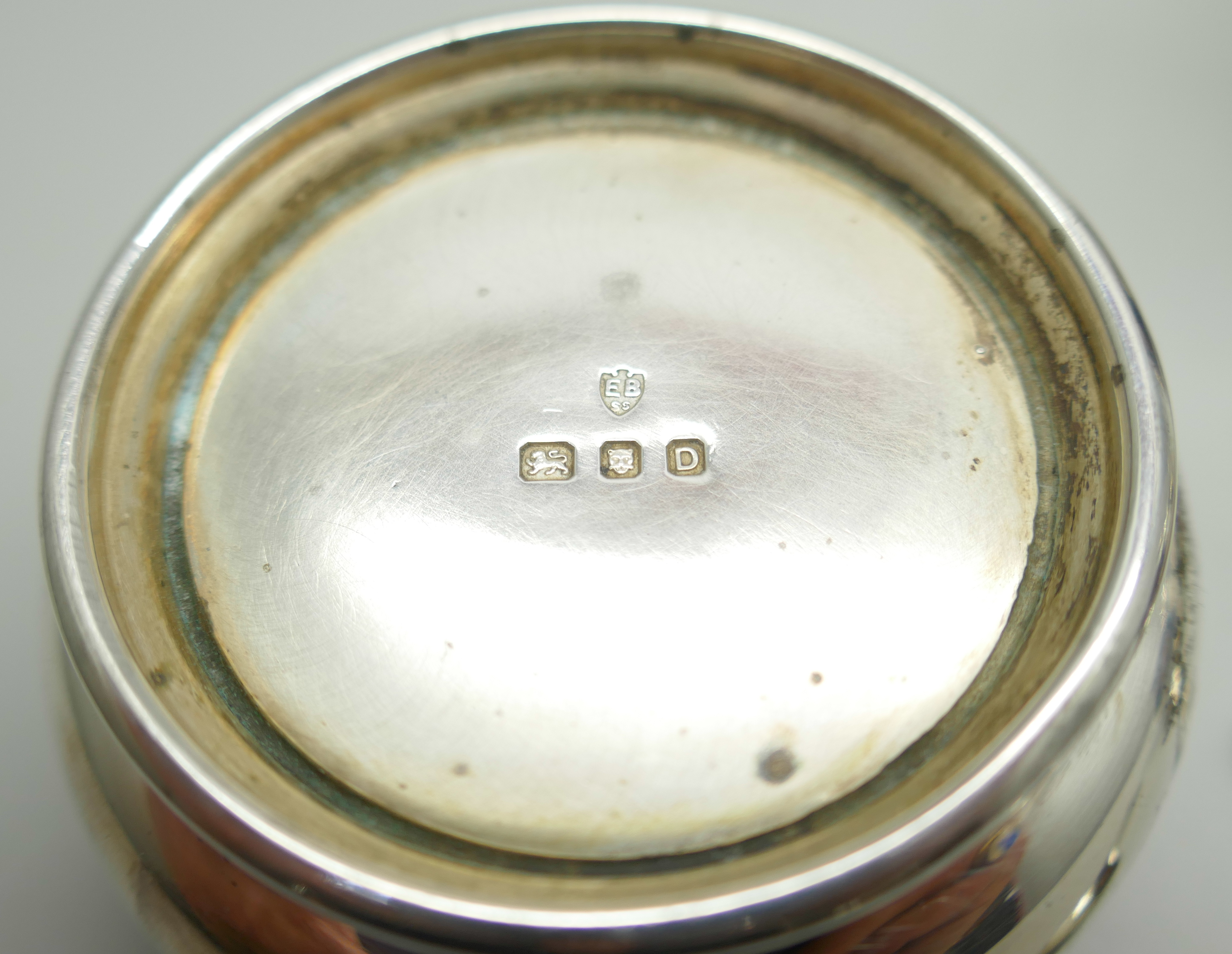 A silver condiment set, London 1940, and two silver spoons, 121g - Image 4 of 6