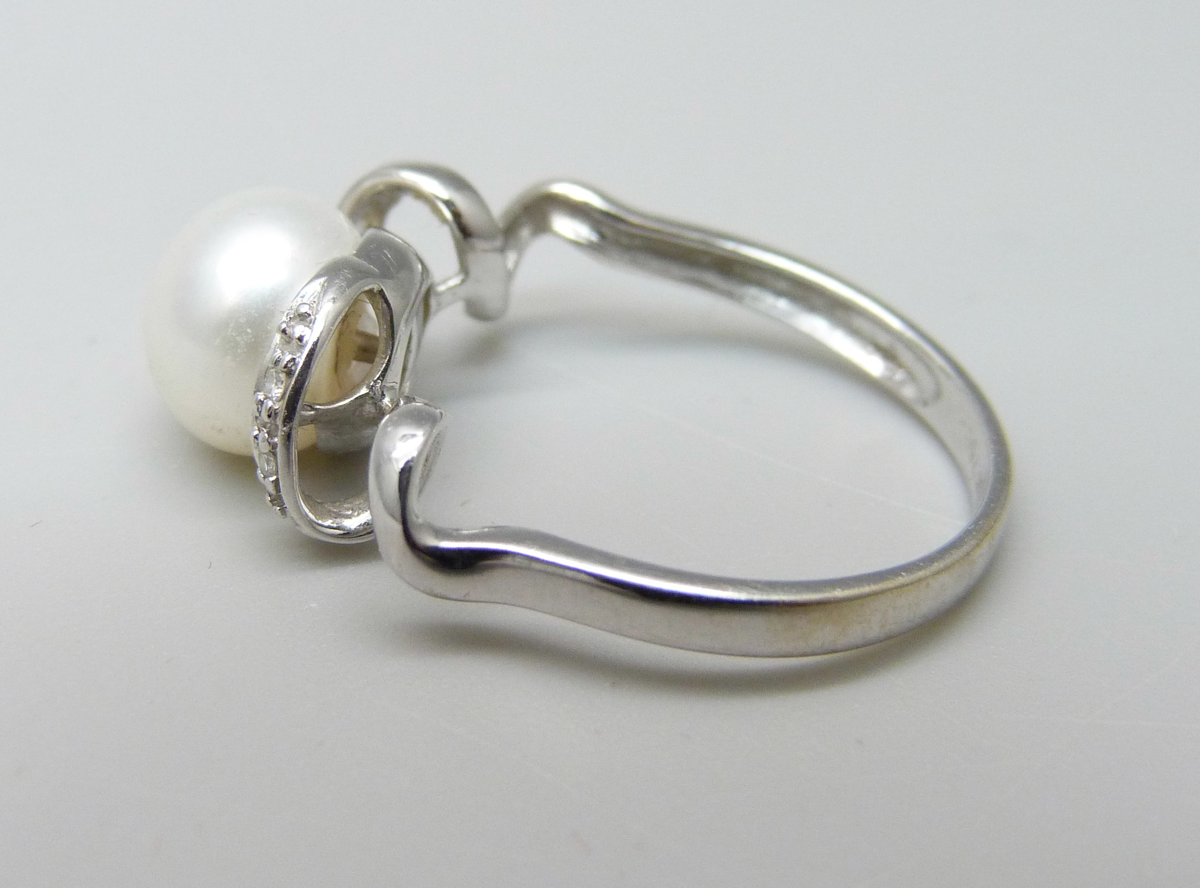 An 18ct white gold, diamond and pearl ring, 2.9g, M/N - Image 2 of 3