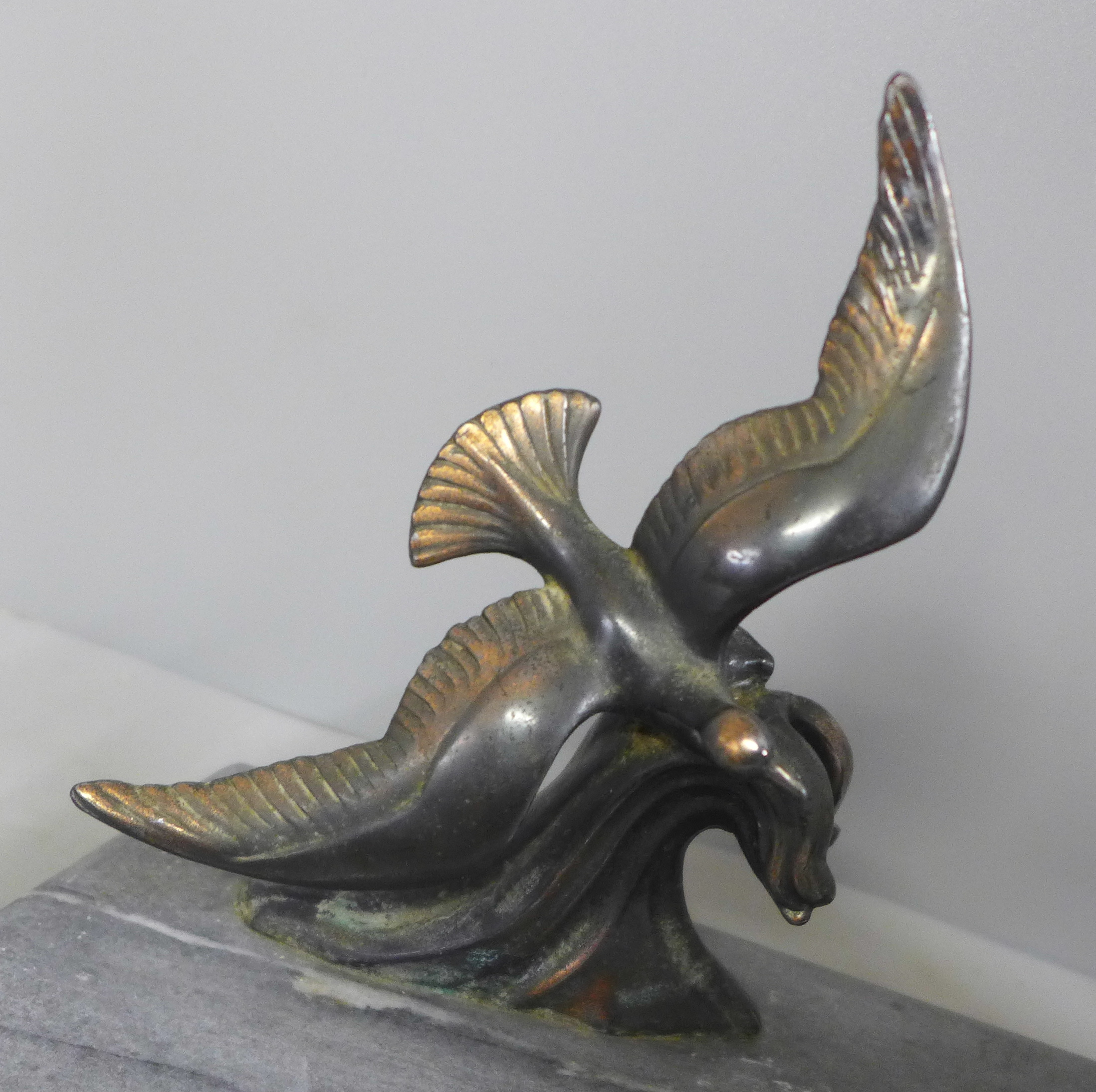 An Art Deco lamp with bird decoration on a marble plinth - Image 2 of 3