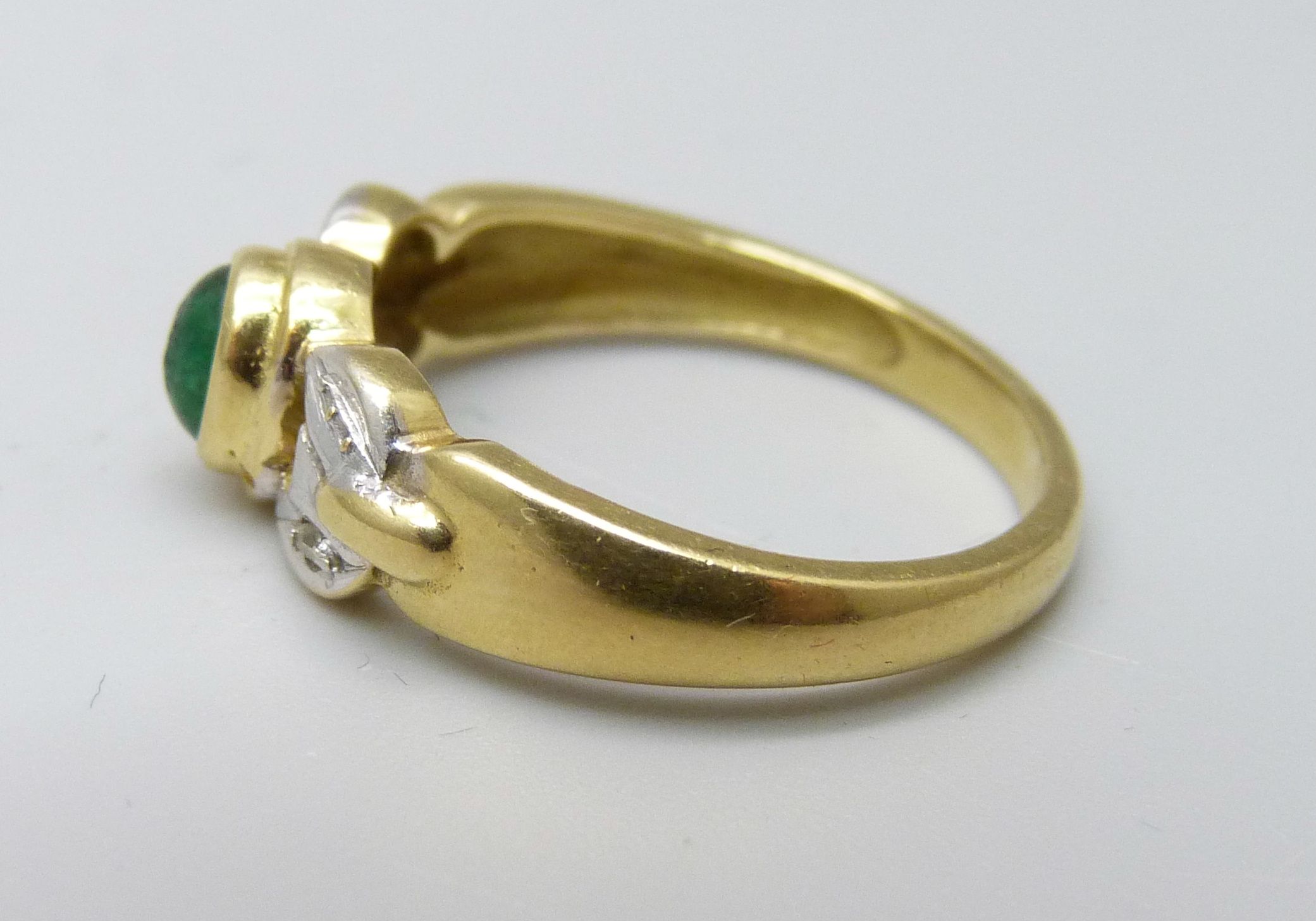 An 18ct gold diamond and emerald ring, 3.5g, O - Image 2 of 3