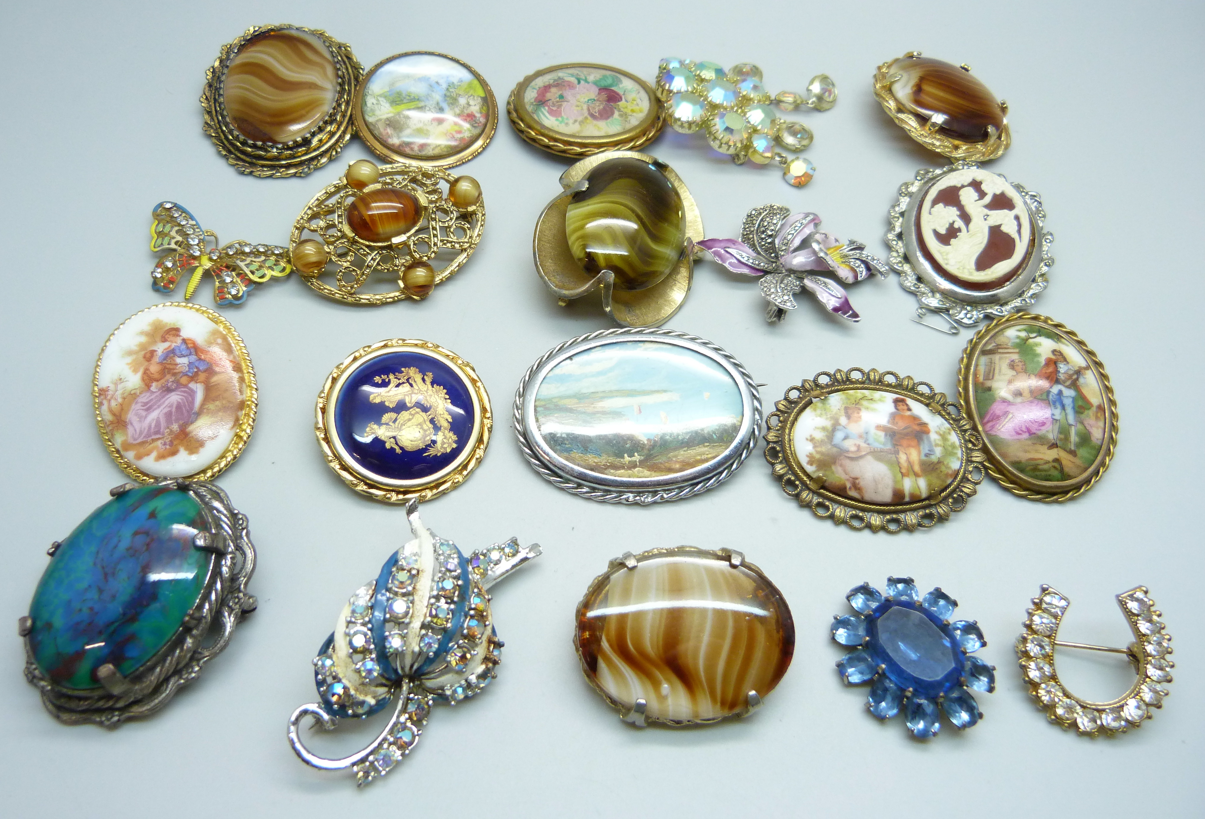 Twenty vintage brooches