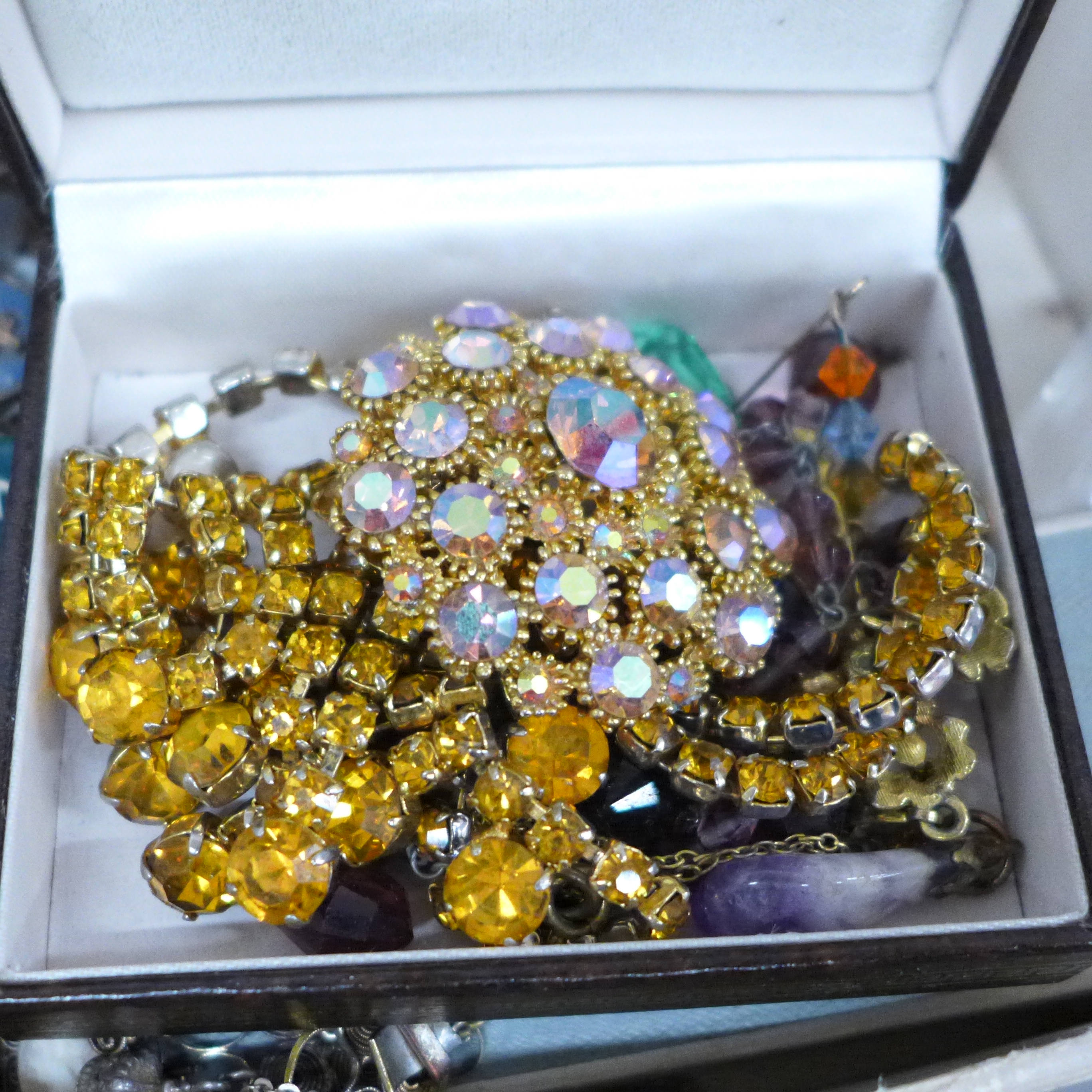 A pair of silver and amber cabochon cufflinks and other vintage costume jewellery - Image 6 of 9