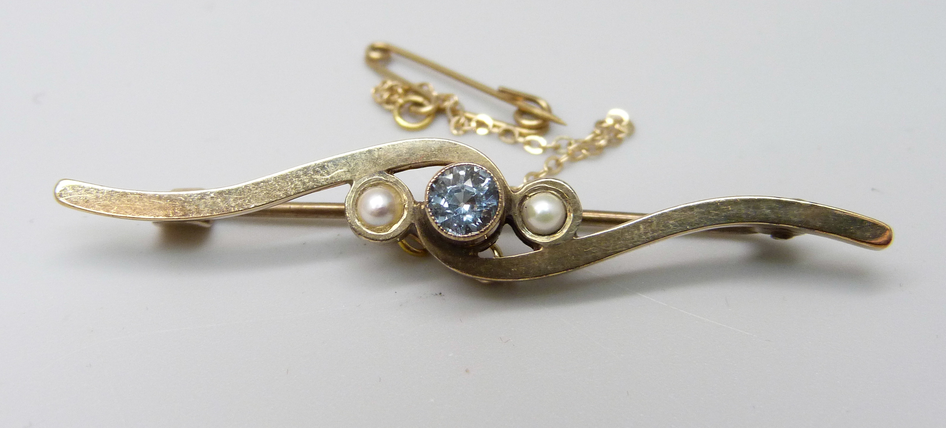 A 9ct gold, aquamarine and pearl brooch, 3.7g