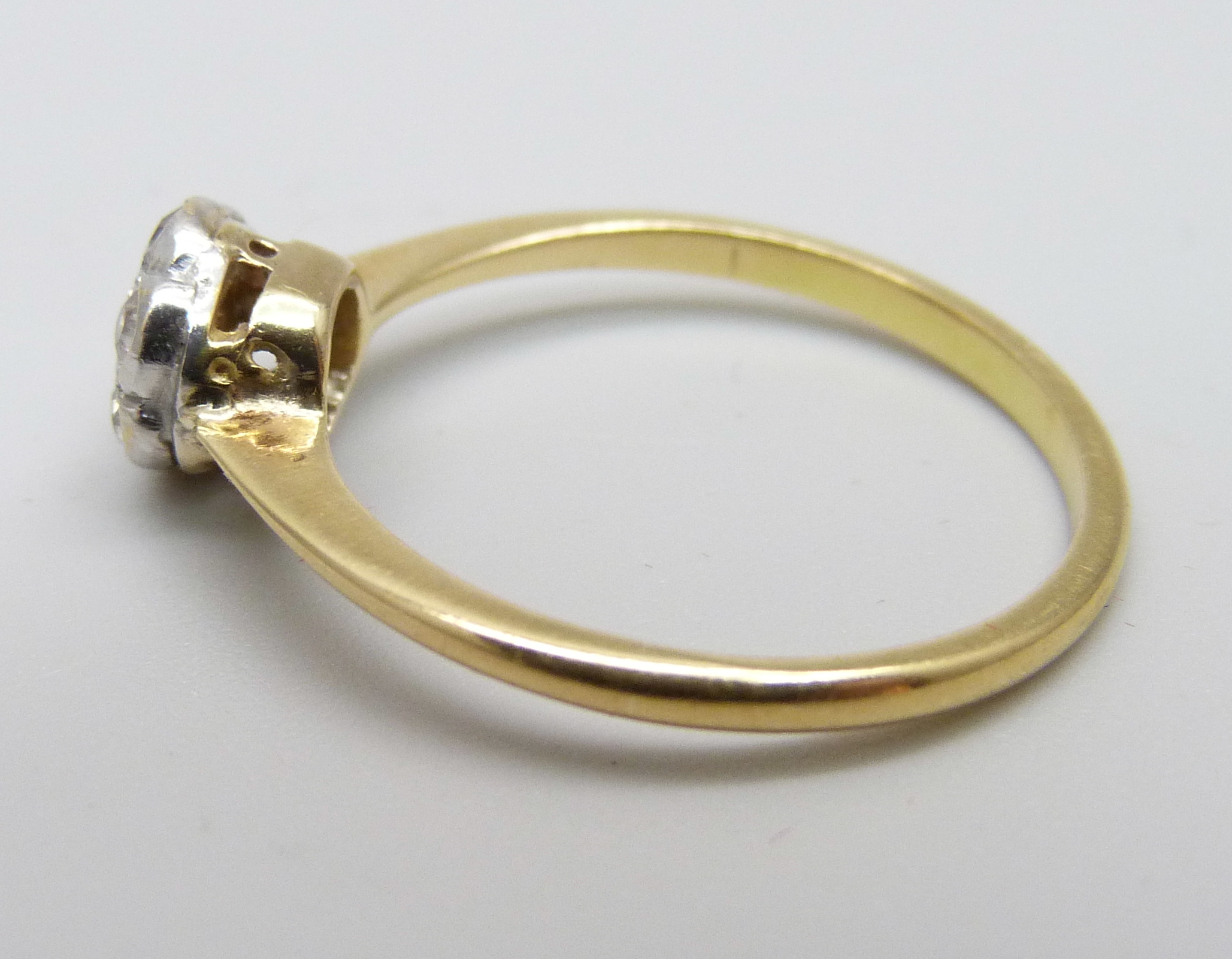 A yellow metal and diamond daisy cluster ring, 2.3g, P - Bild 2 aus 3