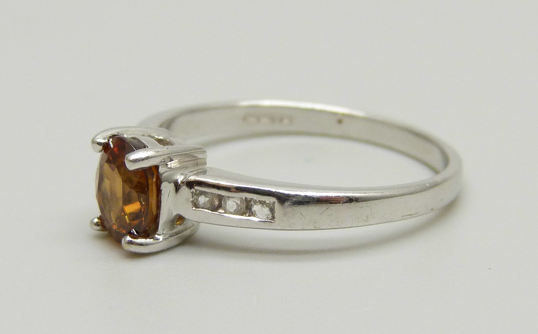 A 9ct white gold and stone set ring, 2.2g, N - Image 2 of 4