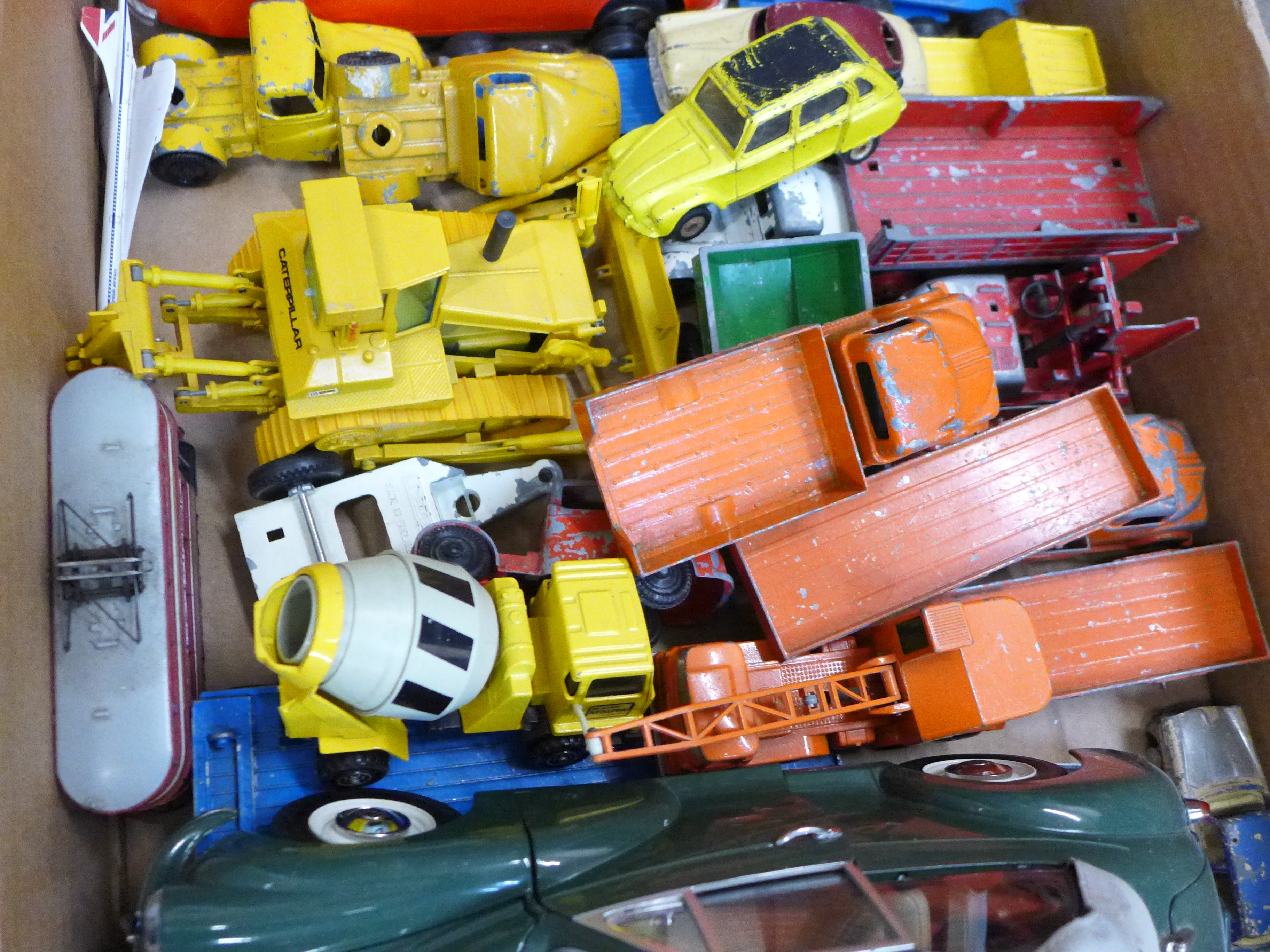 A box of loose die cast model vehicles including Sun Star, Morris Minor 1000, Lone Star, Dinky, Spot - Image 3 of 5