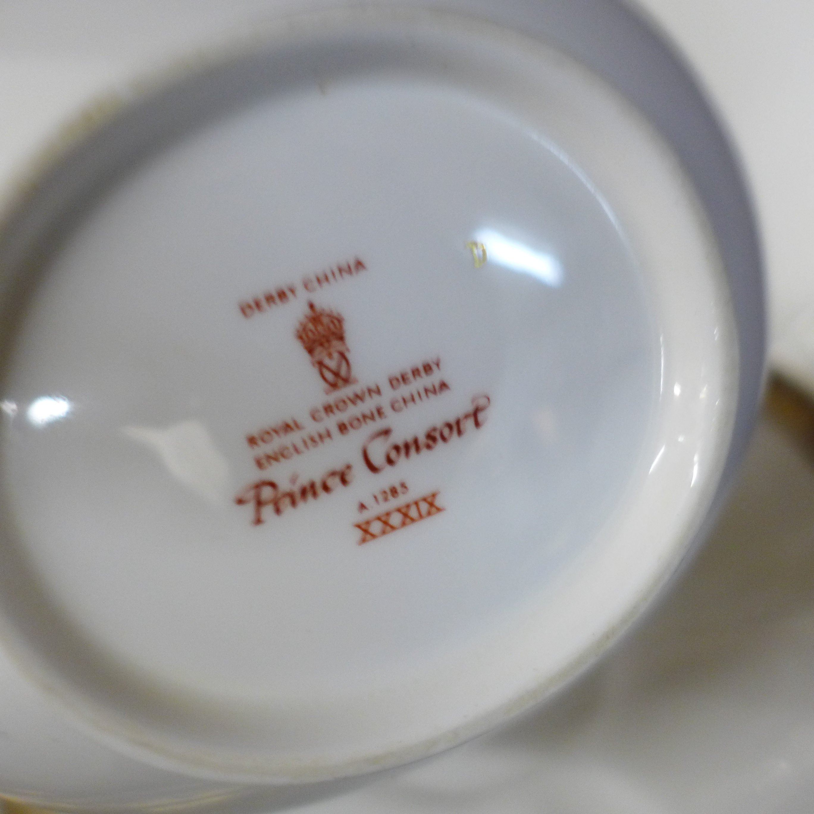 A Royal Crown Derby Carlton Gold six setting tea and dinner service, lacking one side and dinner - Image 3 of 4