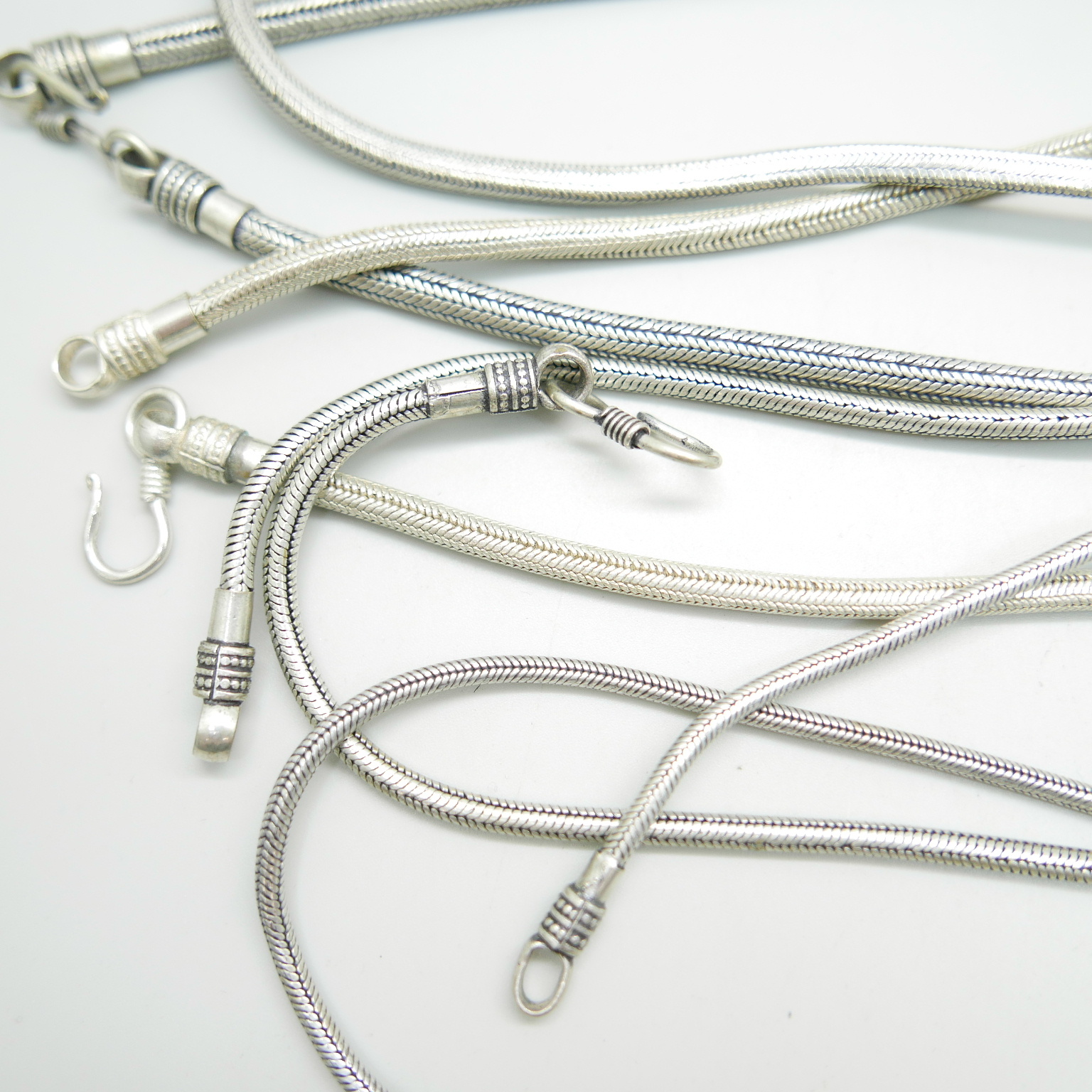 Five white metal neck chains - Image 2 of 2