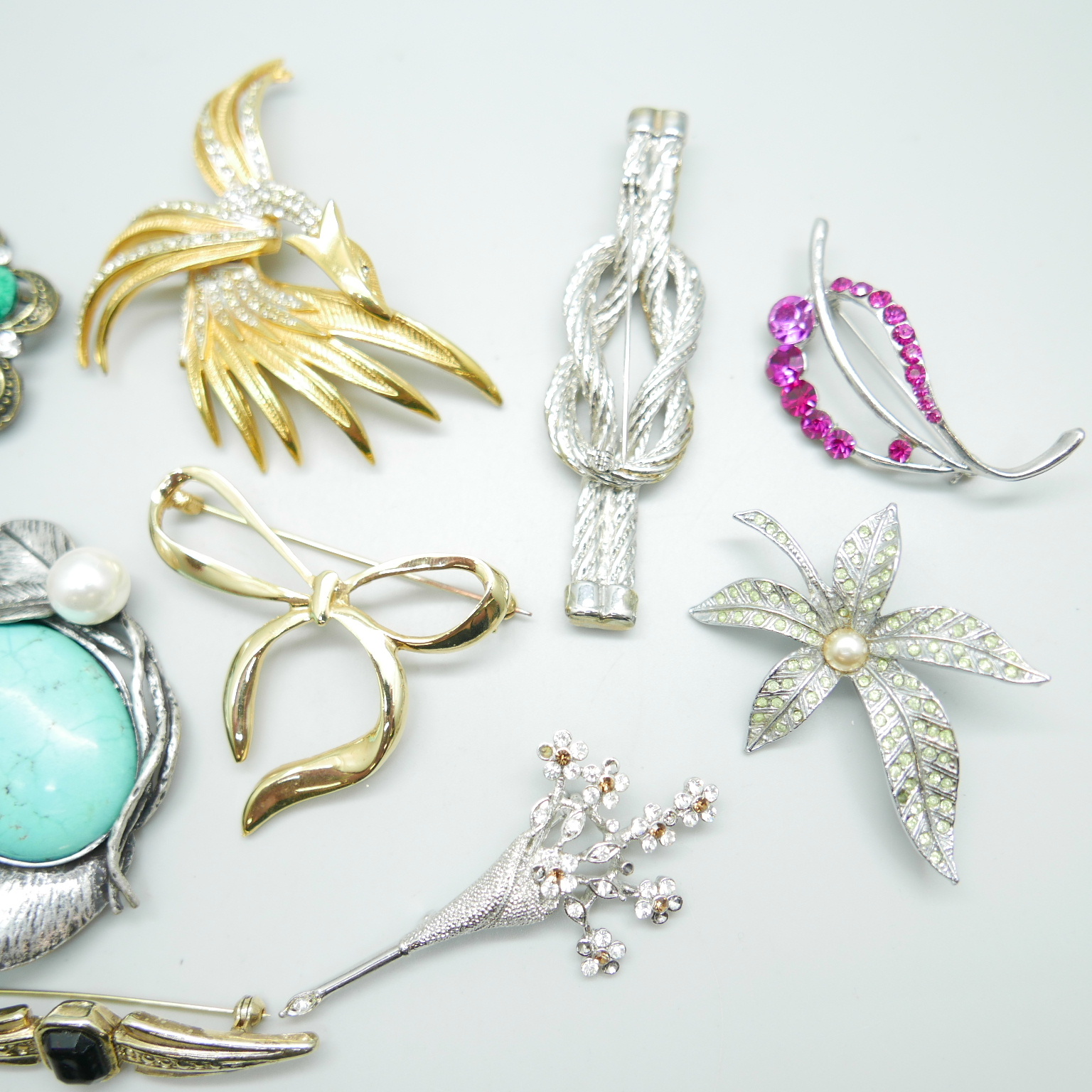 Ten vintage costume brooches - Image 3 of 3