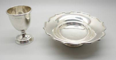 A silver dish and a silver egg cup, 104g