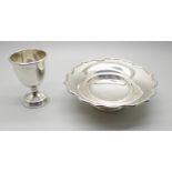 A silver dish and a silver egg cup, 104g