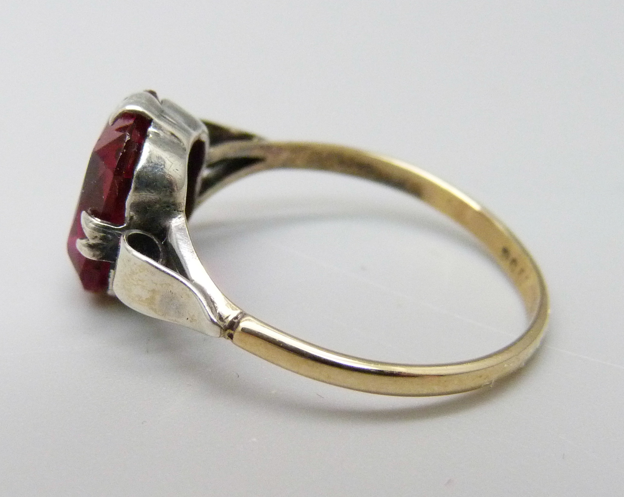 A 9ct sold and silver red stone solitaire ring, P/Q - Image 2 of 3