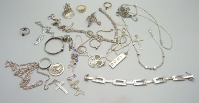 A collection of silver jewellery