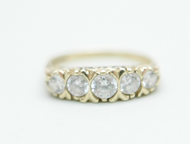 A 9ct gold ring set with white stones, 2.6g, P - Image 4 of 5