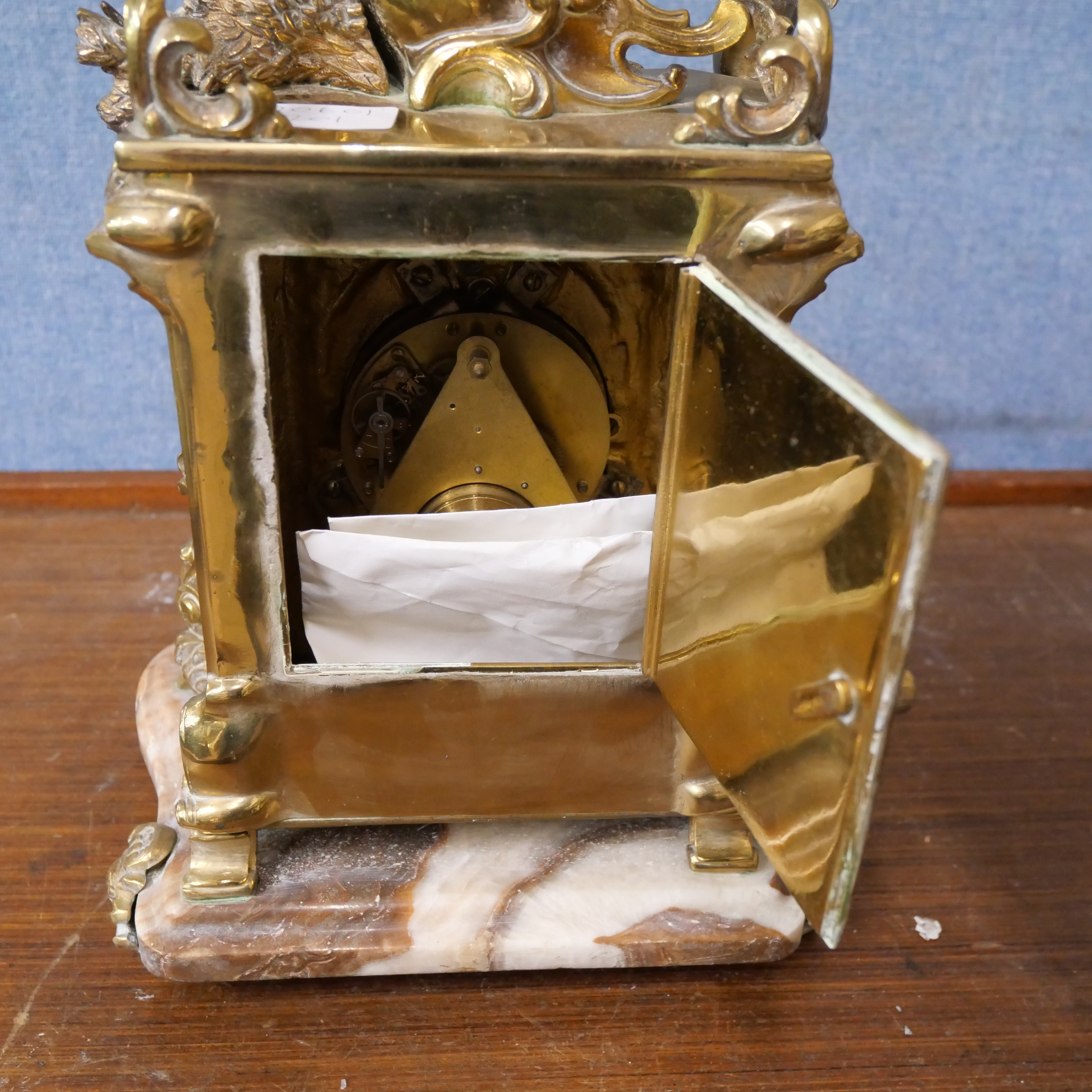 A French gilt metal mantel clock - Bild 2 aus 2