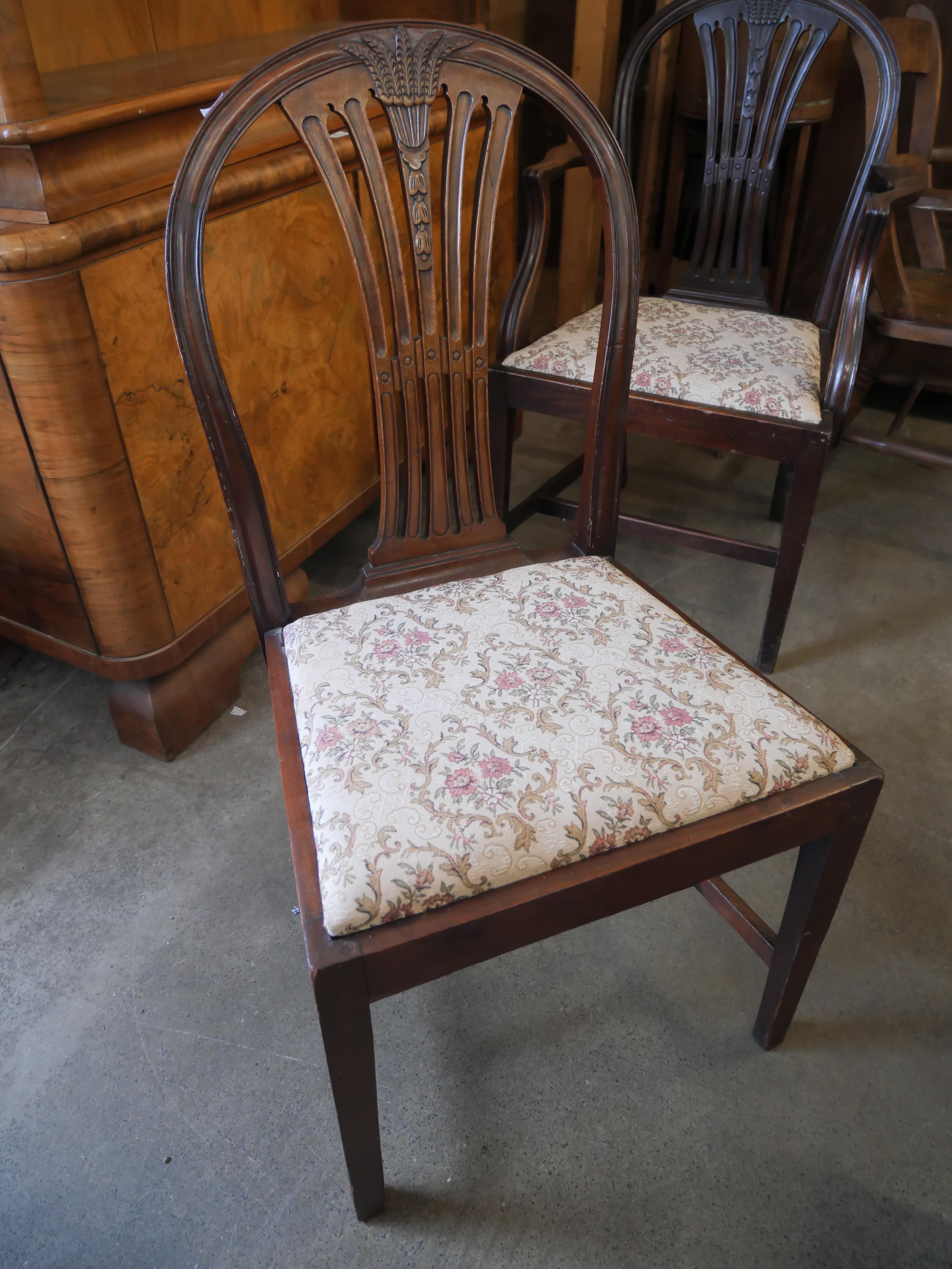 A Harlequin set of twelve Hepplewhite style mahogany dining chairs - Image 4 of 4