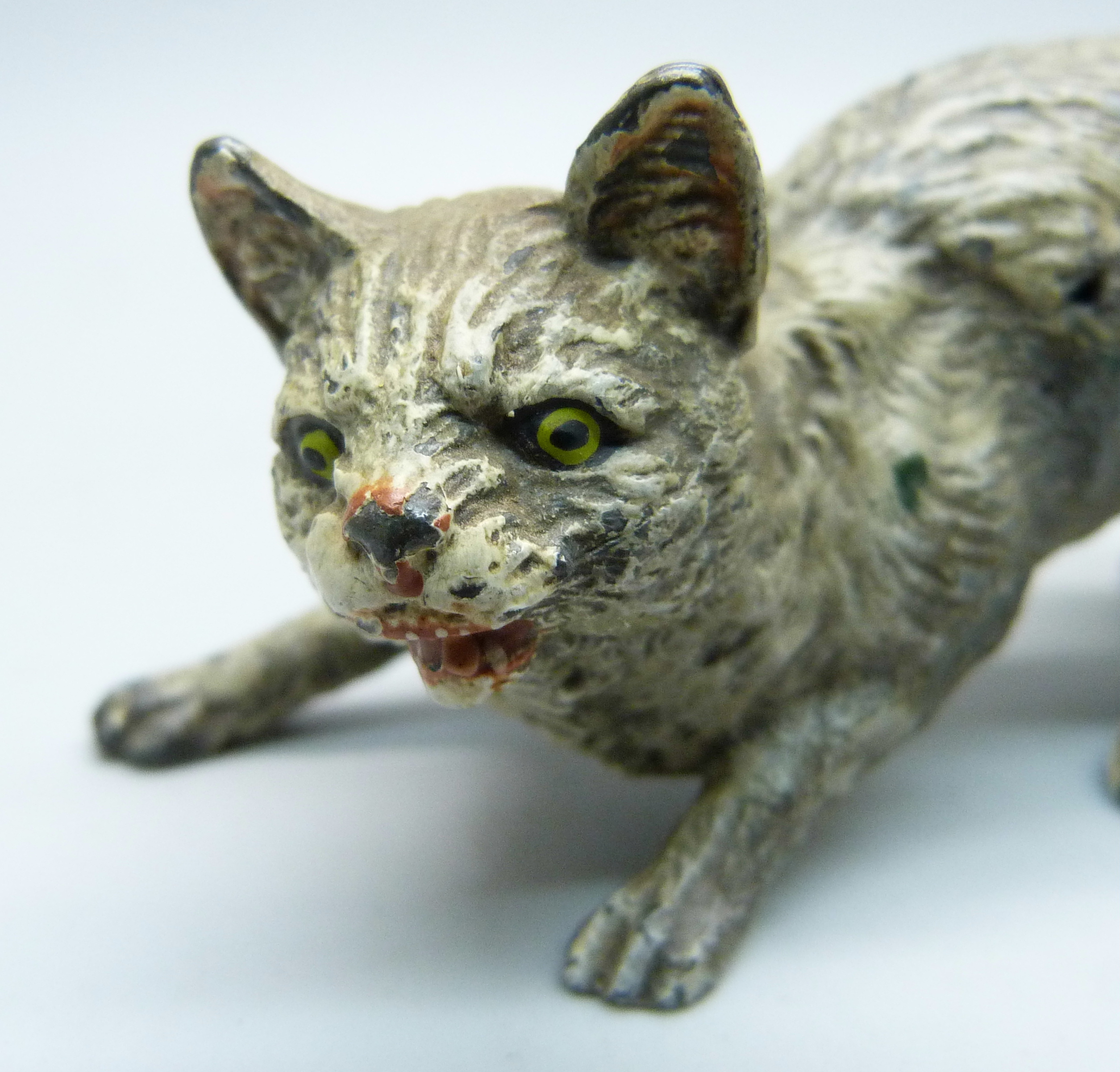 A late 19th Century cold painted model of a Louis Wain style cat, 10.5cm - Bild 2 aus 4