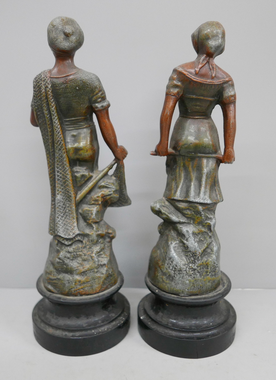A pair of cold painted spelter figures; Pecheur and Pecheuse, 28cm, one wooden base split - Bild 3 aus 5