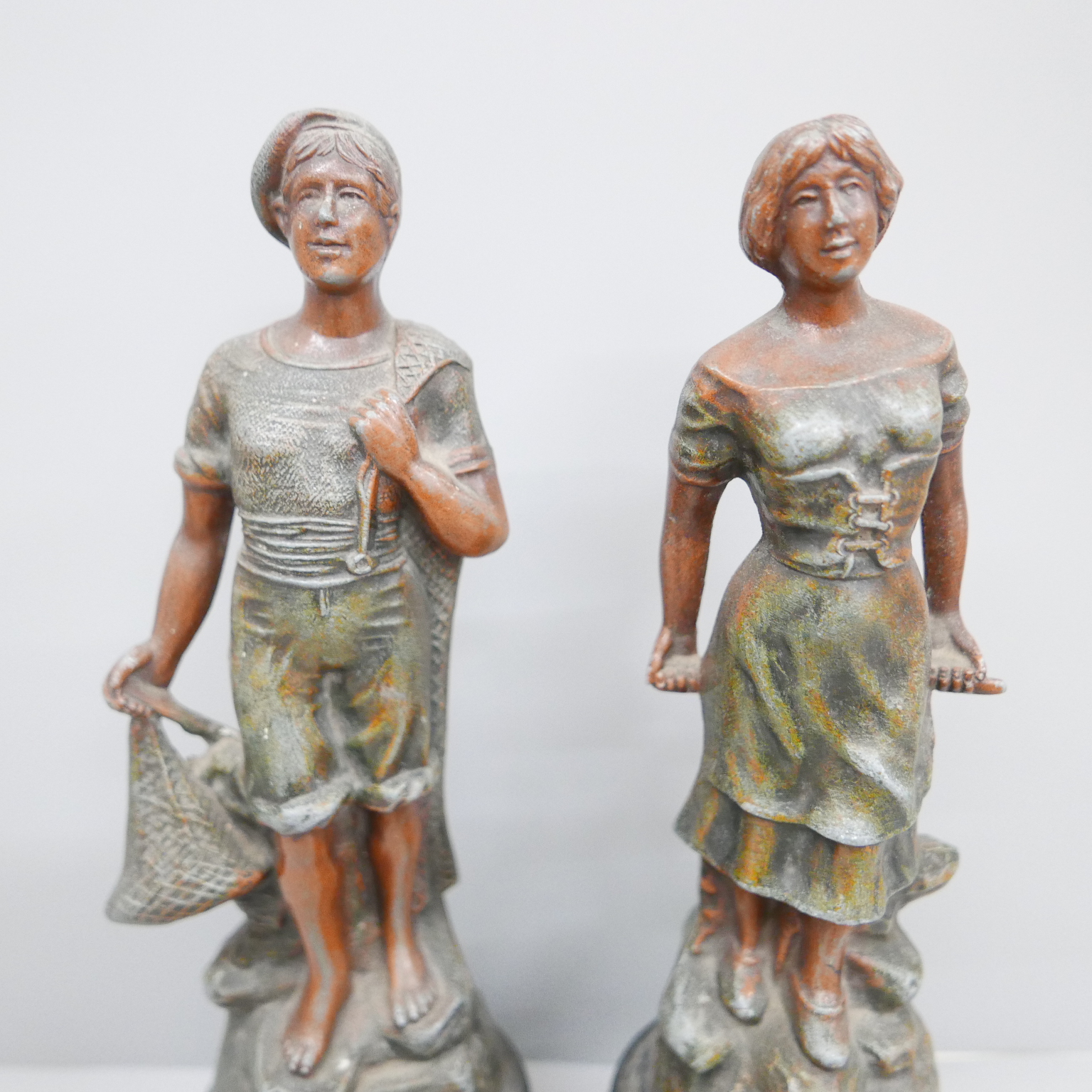 A pair of cold painted spelter figures; Pecheur and Pecheuse, 28cm, one wooden base split - Bild 2 aus 5