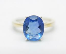A silver gilt, blue fluorite solitaire ring, U
