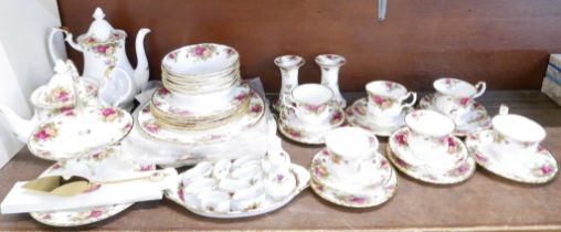 A collection of Old Country Roses and Royal Albert; six dinner plates, six side plates, eight napkin
