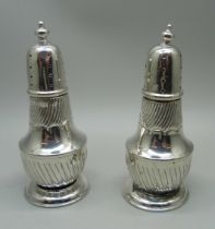 A pair of fluted Victorian silver peppers, 94g