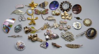 Thirty-four costume brooches