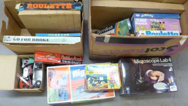 A collection of children's games including Ideal Flight Deck and Shaker Maker **PLEASE NOTE THIS LOT