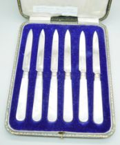 A cased set of mother of pearl and silver dessert knives, Sheffield 1923, total weight 129g