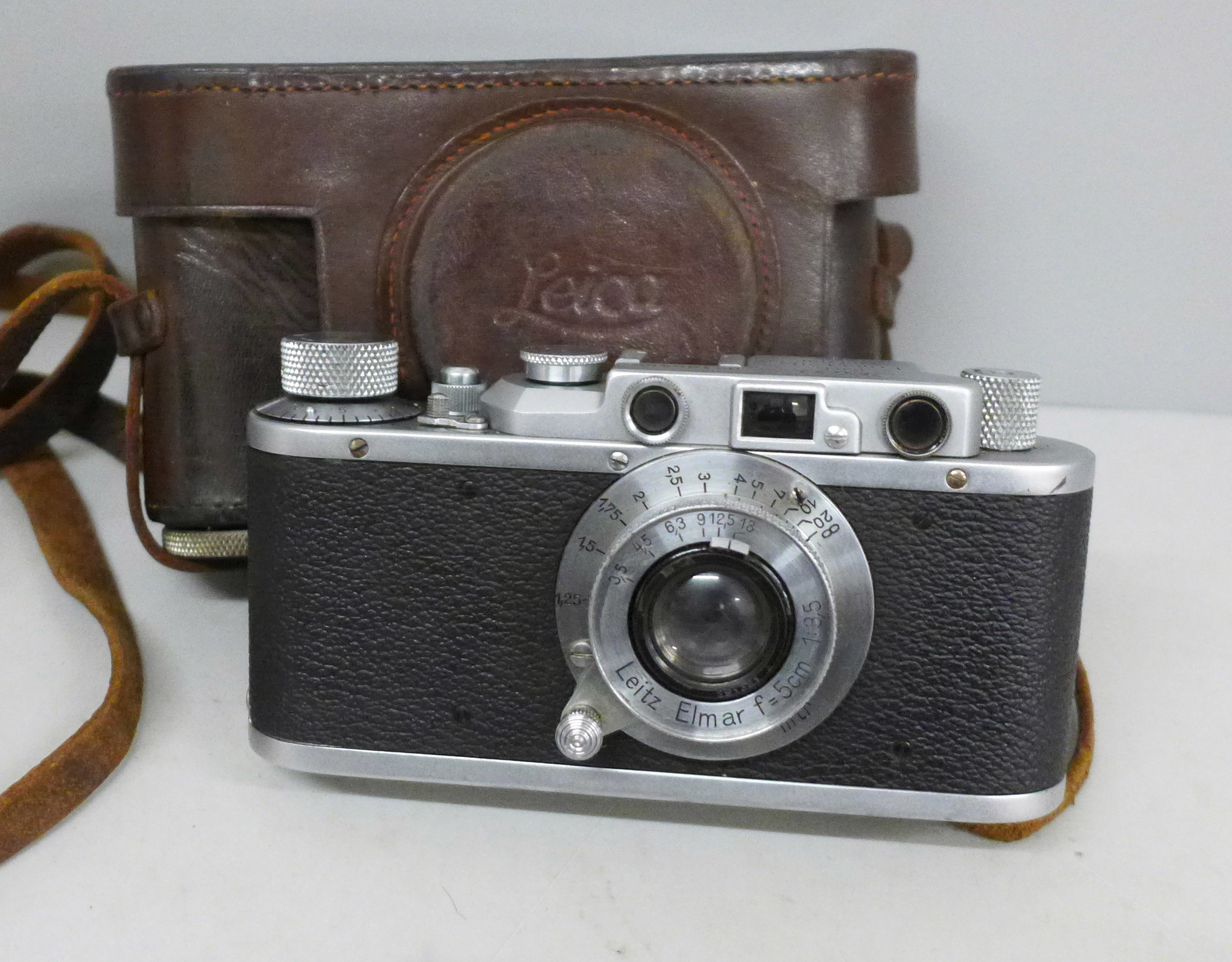 A Leica Ernst Leitz Wetzlar camera, number 196452 in a leather case