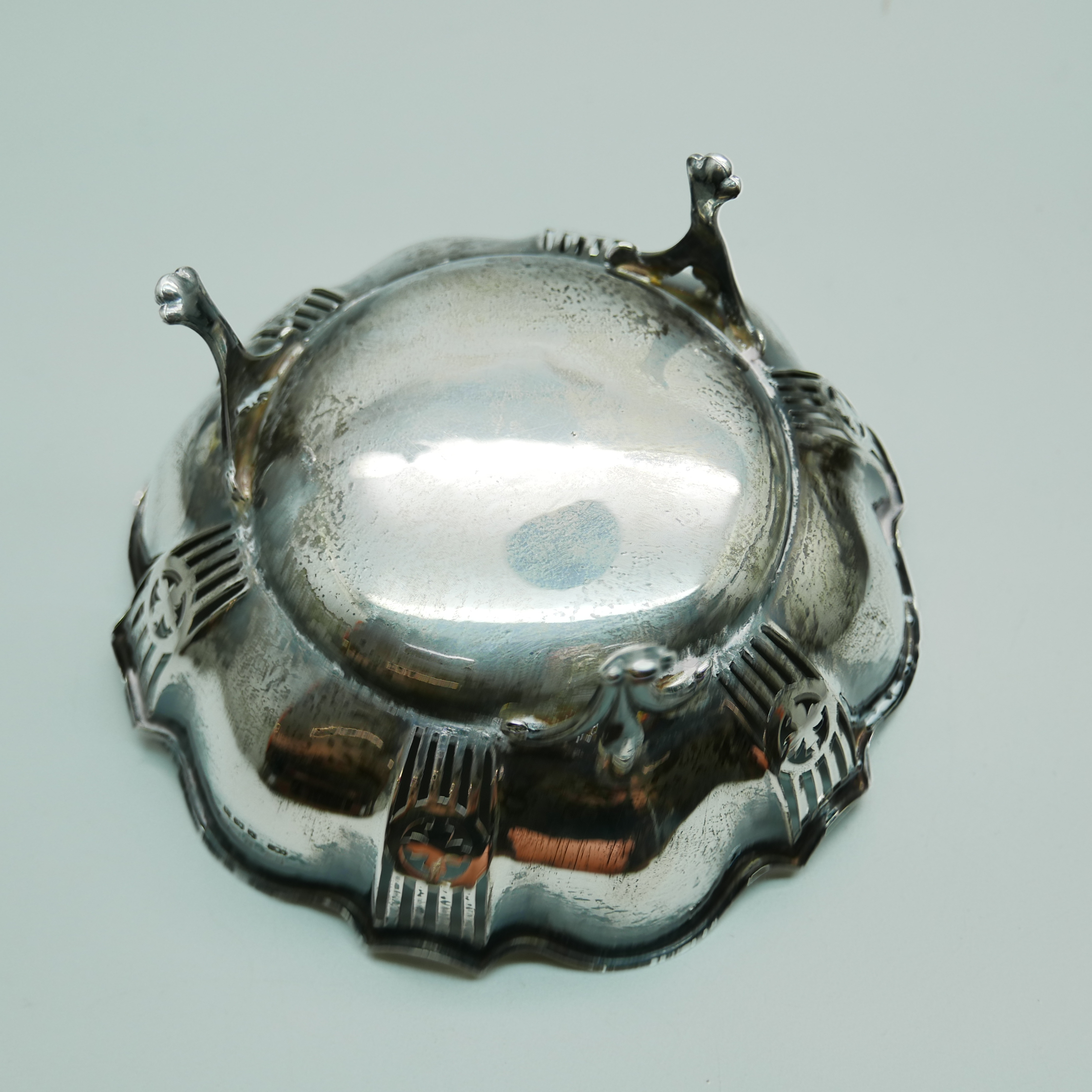 A pair of pierced silver dishes, Birmingham 1917, 257g - Image 4 of 4