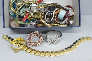 Costume jewellery and wristwatches