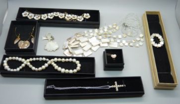 A string of pearls and other mother of pearl set jewellery