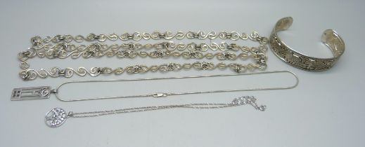 A collection of silver jewellery