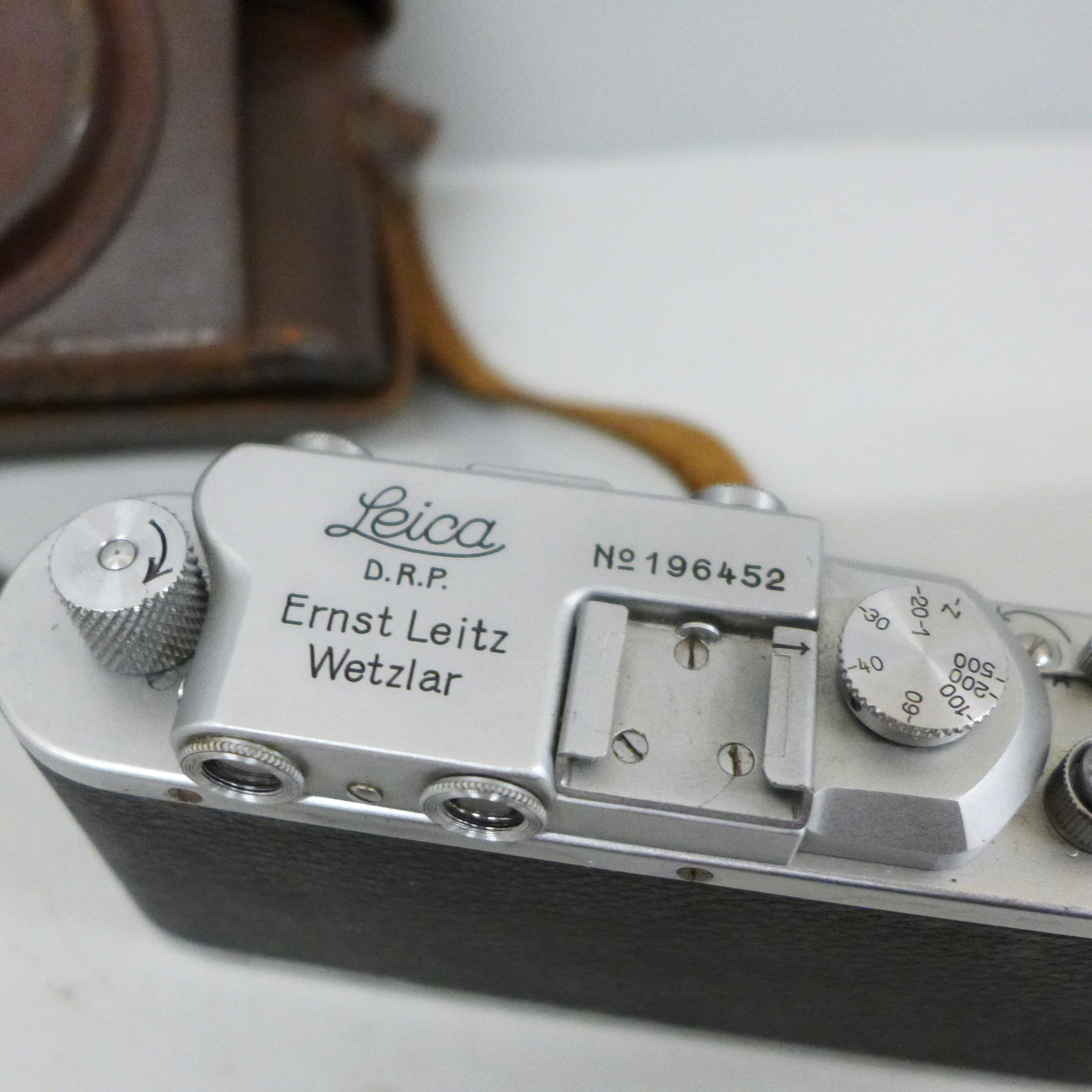 A Leica Ernst Leitz Wetzlar camera, number 196452 in a leather case - Image 3 of 3